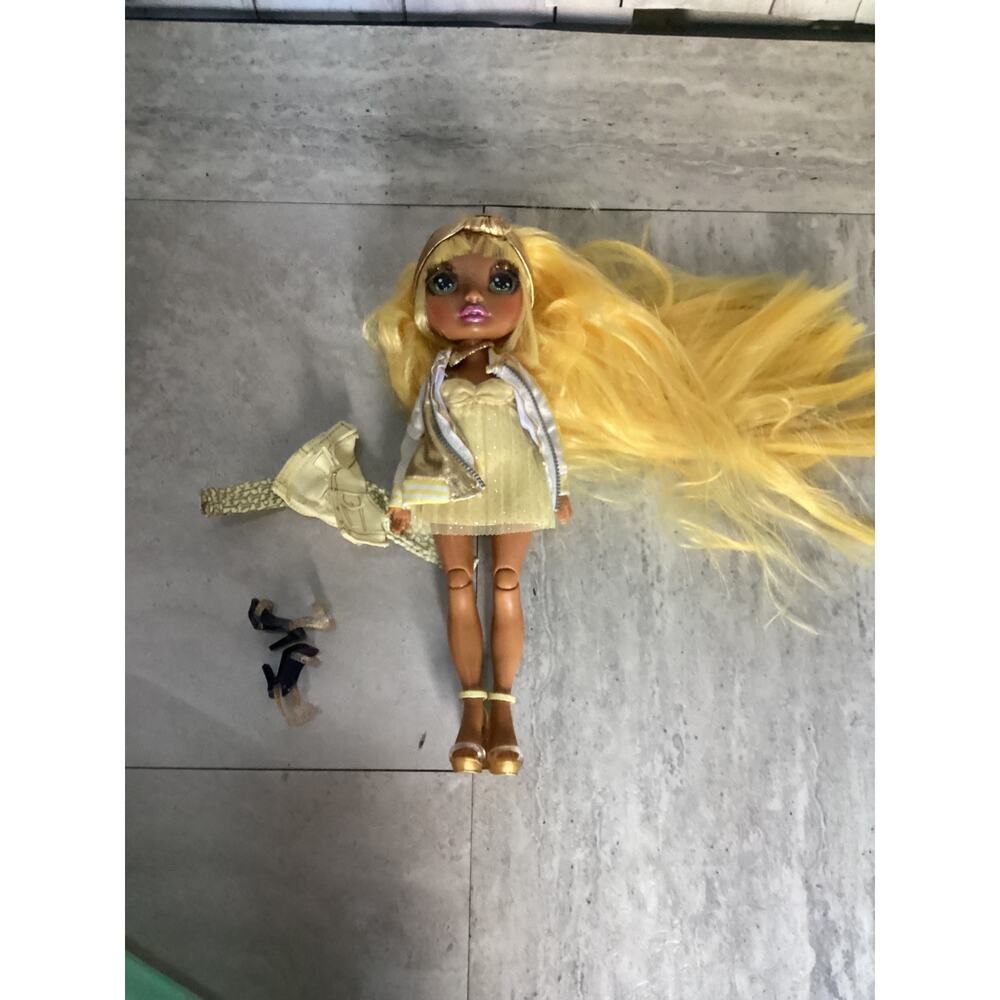 Rainbow High Sunny Madison Doll Blonde Hair Yellow Gold Outfit
